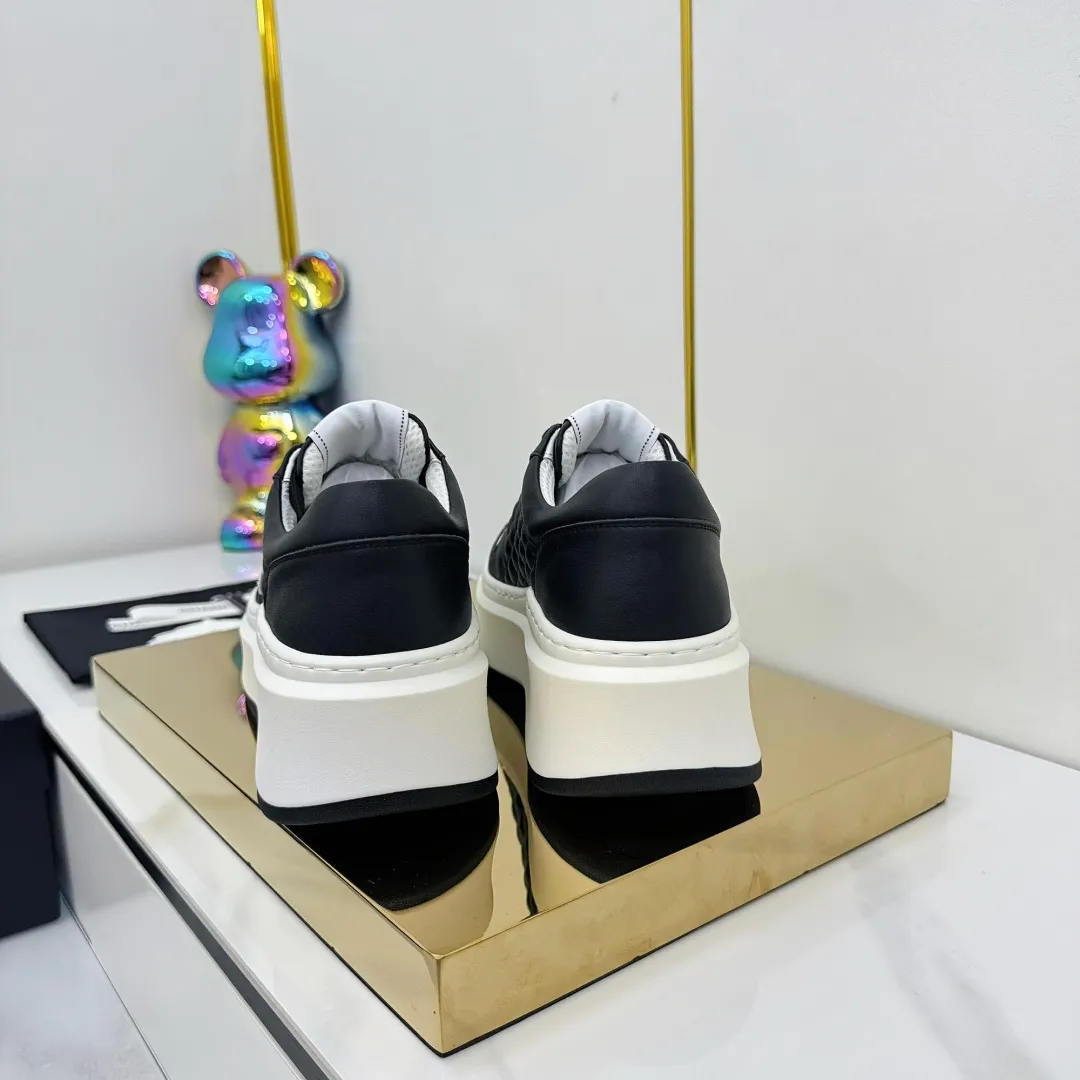 👟👟Ex-factory price 600👟👟 Upgraded version, upgraded version, upgraded version! No rebuttal accepted! ! ! ! Chanel Chanel panda shoes! 2025 counter's top casual sports shoes. This classic design; the upper is electro-embroidered with a variety of techniques; the outsole is fashionable and sporty; the unusual inclusion of a variety of color matching elements... The diversified mix and match is very good-looking and versatile, and can be used for leisure, fashion, sports, and outdoor... ꫛꫀꪝ Go➫ Materials: ❶Upper made of: original imported first-layer silk cowhide + original waterproof cloth + original first-layer cowhide ❷Inner lining: Original Yangli+Net ❸Outsole based on: Original TPU combination outsole Counter boutique packaging complete set for women 35–41 👉 👉 👉 👉 👉